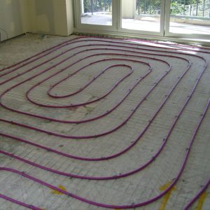 in topping screed hydronic floor heating pipe installed in living room